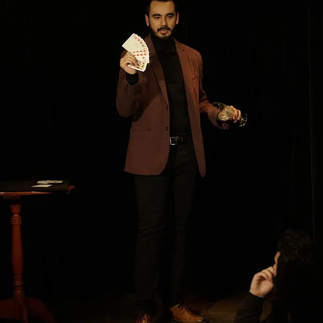 Diego Muñoz mentalista en show Cartomagia de la cripta